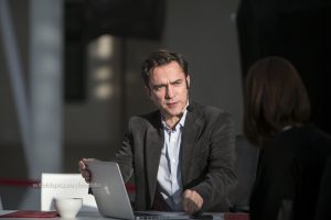 Sebastian Szczepanowski podczas premiery Teatru Interaktywnego dla biznesu